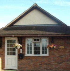 Mandalay Bungalow Essex Countryside Near London Epping Exterior photo