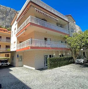 Apartments Neven Omis Exterior photo