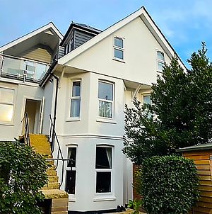 Private Two Bedroom Residence In Southbourne - Private Parking - Off The High Street - Minutes Away From The Beach Bournemouth Exterior photo