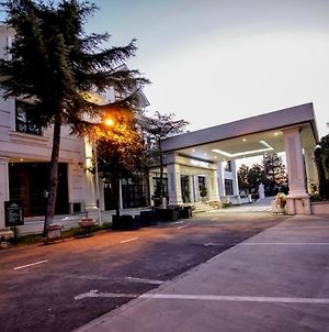 Univers Hotel Elbasan Exterior photo