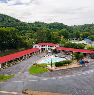 Lloyd'S On The River Country Inn By Oyo Bryson City Exterior photo