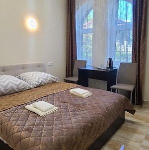 Cozy Apartments In Hotel Near Sofiyvka Park Uman Exterior photo