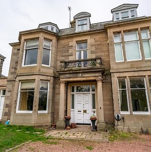 Pass The Keys Renovated 4 Bed Apartment With Private Garden And Car Park Edinburgh Exterior photo