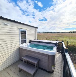 Mylo'S Retreat Modern 2 Bedroom Caravan With Hot Tub Morpeth Exterior photo