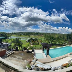 Vinewoods Resort Taal Batangas By Cocotel Exterior photo
