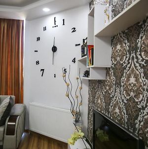 Entire Serviced Apartment Hosted By Irma Tbilisi Exterior photo