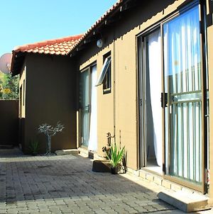 Premier Lifestyle Guesthouse Soweto Exterior photo