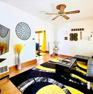 The Bumblebee Retreat - Stylish Cozy House Near Downtown - With 300Mb Wifi, Parking & Self Check-In Villa Cleveland Exterior photo