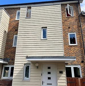 Addlestone And Chertsey Stylish And Modern 4 Bedroom 4 Bathroom Townhouse Exterior photo