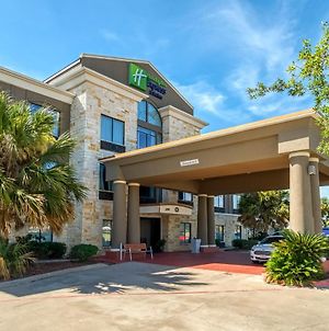 Holiday Inn Express & Suites Beeville Exterior photo