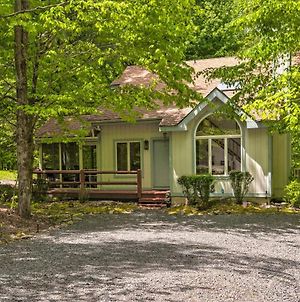 Peaceful Pocono Lake Home With Screened Porch! Exterior photo