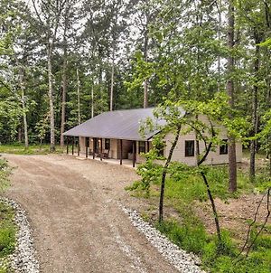 Chic Broken Bow Cabin With Hot Tub And Breezeway! Exterior photo