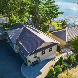 Stirling Lakehouse - Cozy Waterfront Cottage Exterior photo
