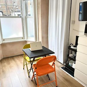 Renovated Small Self Contained Studio Apartment London Exterior photo