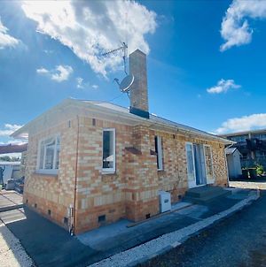 D R Accommodation And Cozy Cabins, Walking Distance To Cbd And Near To Waikato Hospital Hamilton Exterior photo