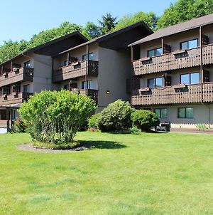 Ramada By Wyndham Campbell River Hotel Exterior photo