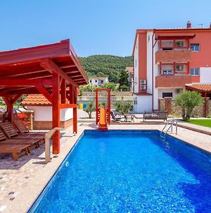 Amazing Apartment In Banjol With 1 Bedrooms, Wifi And Outdoor Swimming Pool Exterior photo