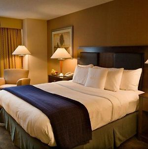 Doubletree Dayton-Downtown Hotel Room photo