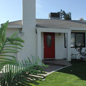 Entire 3 Bedroom Home With Golf Putting Los Angeles Exterior photo