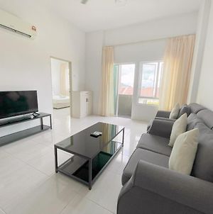 3 Bedroom For 6 Pax /Apartment With Share Pool Kuah Exterior photo