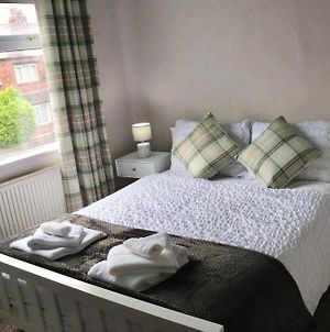 Home Away From Home - 2 Bed Free Parking & Wifi Leeds  Exterior photo