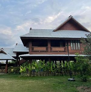 Heuaon Ampr Lila Lean na g rn Sak Thong Villa Phrae Exterior photo