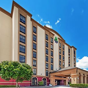 Holiday Inn Express & Suites Houston - Memorial Park Area Exterior photo