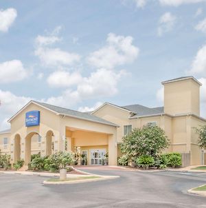Baymont By Wyndham Pearsall Hotel Exterior photo