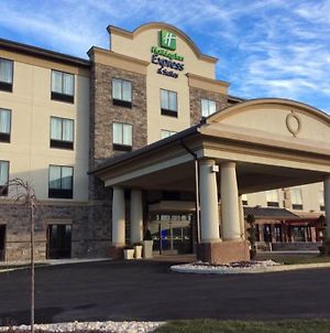 Holiday Inn Express & Suites Butler Exterior photo