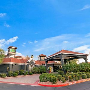 La Quinta Inn & Suites Phoenix Scottsdale Exterior photo
