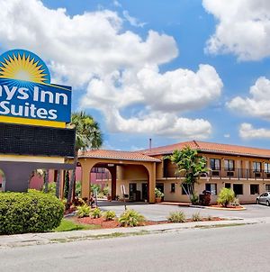 Days Inn & Suites By Wyndham Orlando East Ucf Area Exterior photo