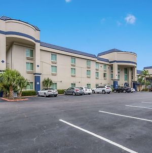 Clarion Inn & Suites Central Clearwater Beach Exterior photo