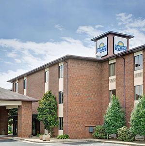 Days Inn & Suites By Wyndham Hickory Exterior photo