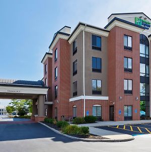 Holiday Inn Express & Suites Cleveland-Richfield Exterior photo