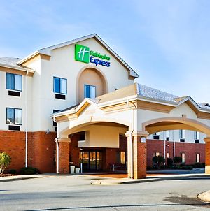 Holiday Inn Express Forest City Exterior photo