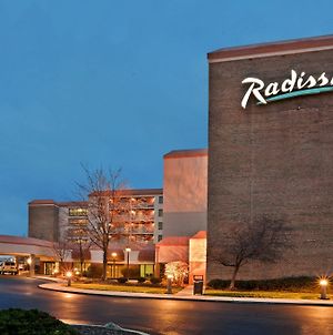 Radisson Cleveland Airport Hotel North Olmsted Exterior photo