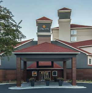 La Quinta Inn & Suites By Wyndham Atlanta Perimeter Medical Exterior photo