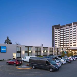 Travelodge By Wyndham Hotel & Convention Centre Quebec City Exterior photo