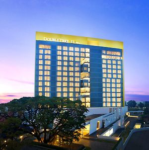 Doubletree By Hilton Jakarta - Diponegoro Hotel Exterior photo