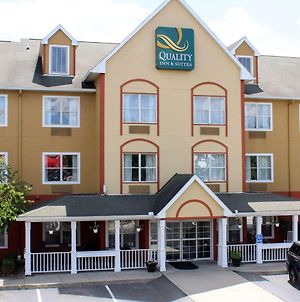 Quality Inn & Suites Cincinnati Sharonville Exterior photo