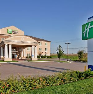 Holiday Inn Express & Suites Wichita Airport Exterior photo