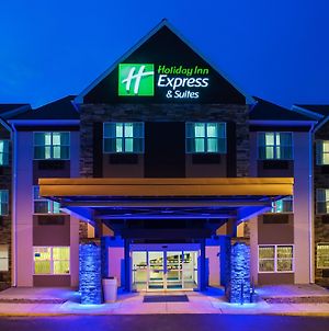 Holiday Inn Express & Suites Wyomissing Exterior photo