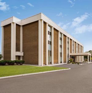 Super 8 By Wyndham Liverpool/Syracuse North Airport Exterior photo