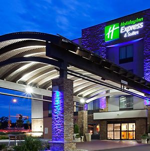Holiday Inn Express & Suites Rochester - Mayo Clinic Area Exterior photo