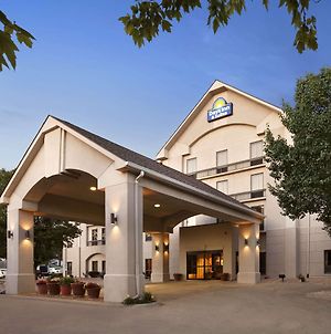 Days Inn & Suites By Wyndham Cedar Rapids Exterior photo