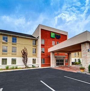 Holiday Inn Express & Suites Crossville Exterior photo