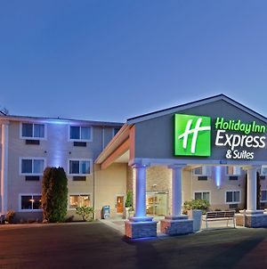 Holiday Inn Express & Suites Burlington Exterior photo