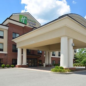 Holiday Inn Express & Suites Fairmont Exterior photo