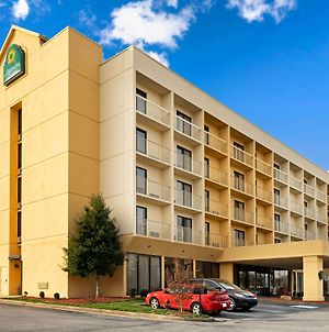 La Quinta Inn & Suites By Wyndham Kingsport Tricities Airpt Exterior photo