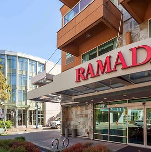 Ramada By Wyndham Vancouver Airport Hotel Richmond Exterior photo